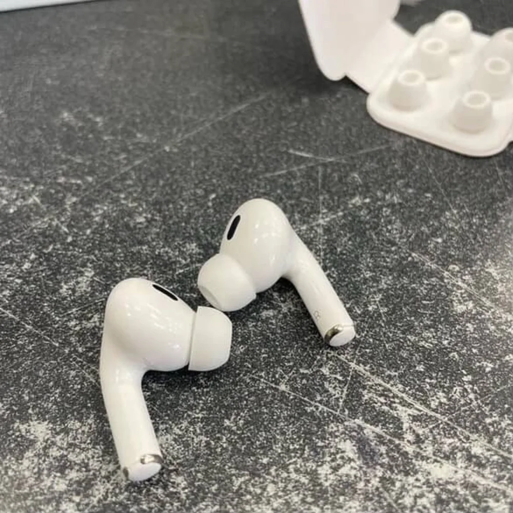 Apple White Wireless Earbuds with Charging Case